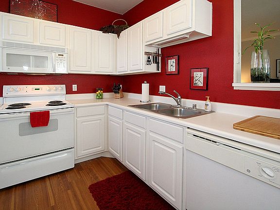 Open Kitchen that Looks onto Dining 