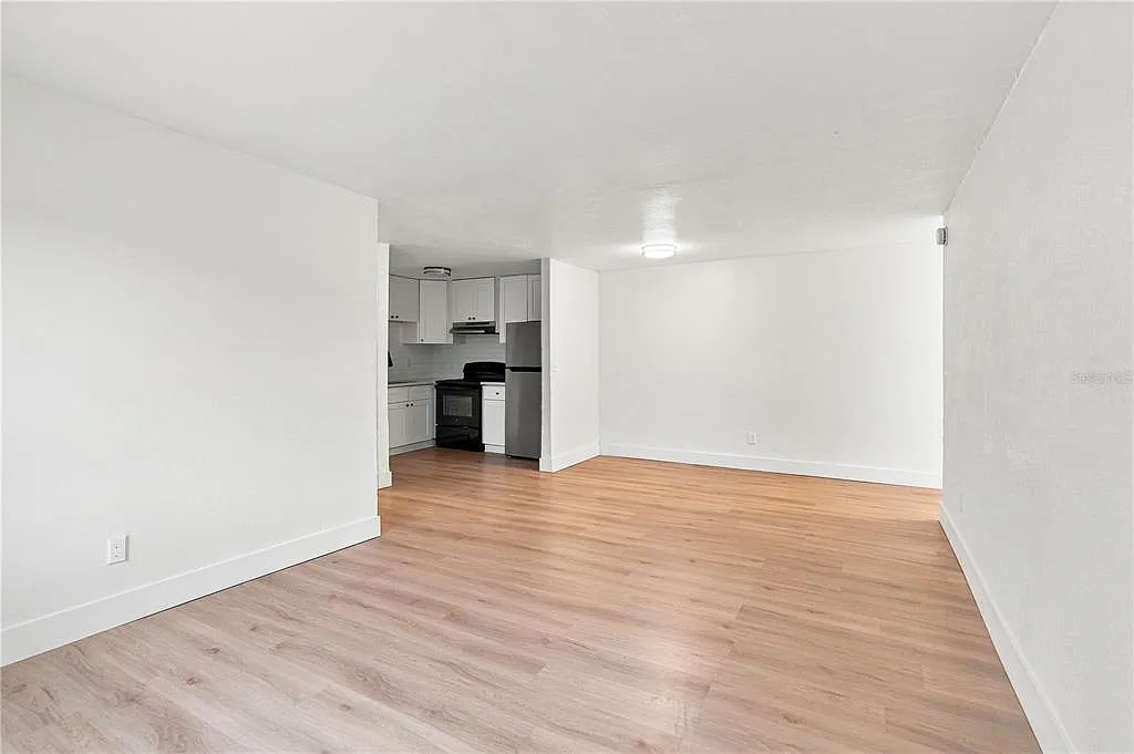 3 bed, 1.0 bath, 5653 sqft, $1,700 — Photo 4