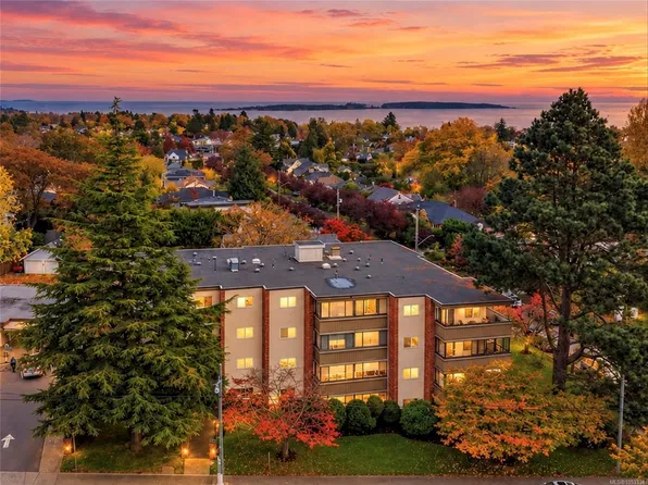 2535 Cadboro Bay Rd #302, Oak Bay, BC V8R 5J1