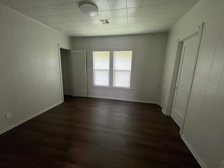 314 W College St — Photo 6