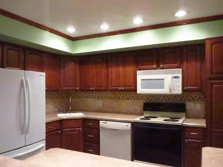 212 East Ct — Photo 3