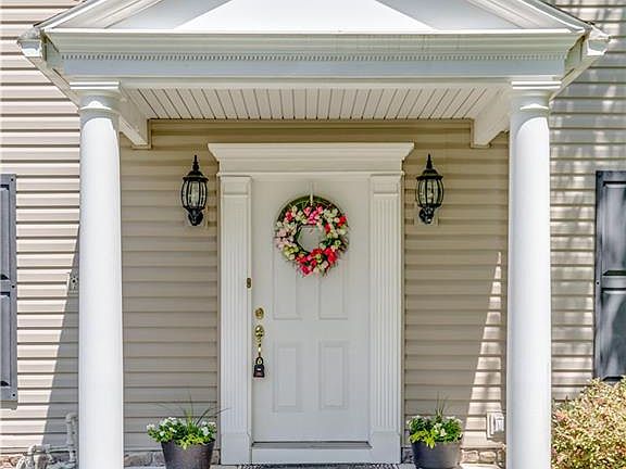 3rd image of 2707 Sun Valley Cir