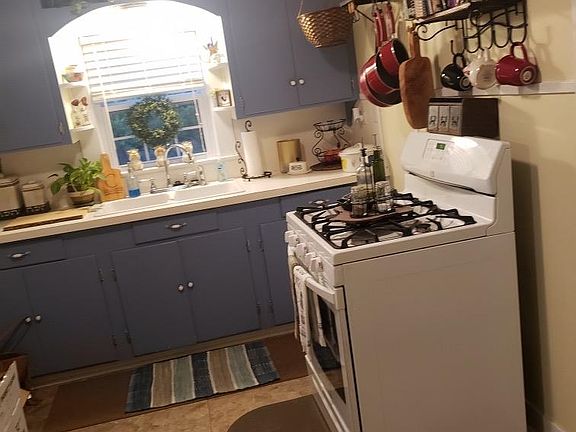 3rd image of 301 Artesian St