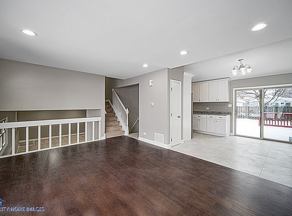 5th image of 15536 Lorel Ave