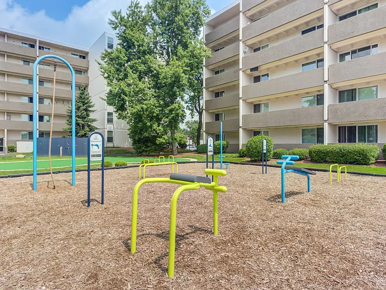 Park Towers Apartments — Photo 11