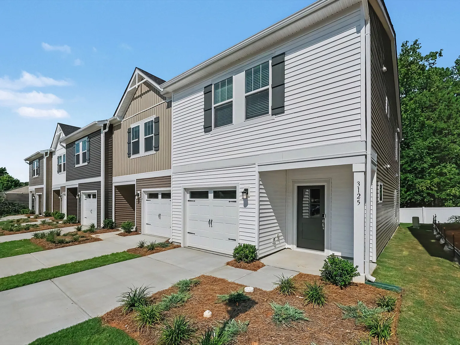 3 bed, 2.5 bath, 1556 sqft, $1,920 — Photo 3