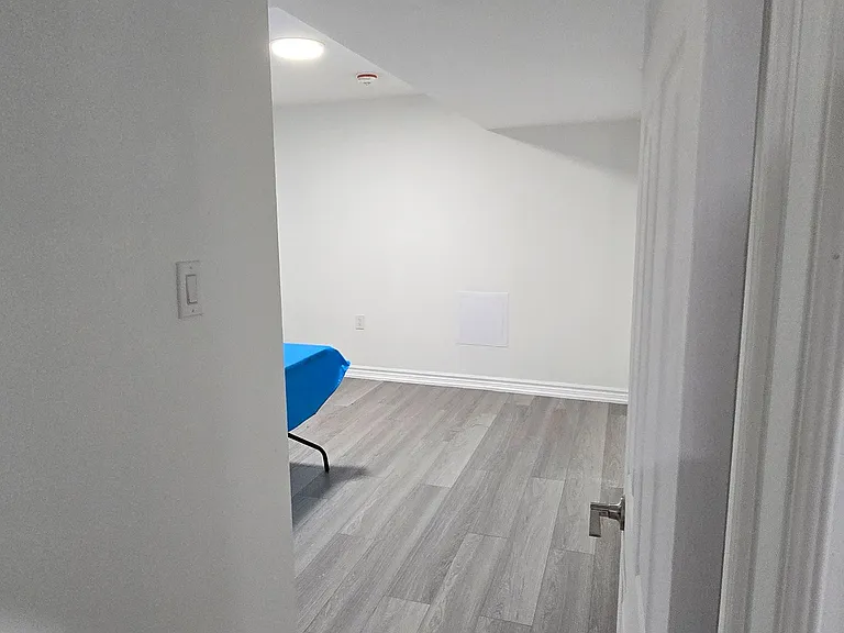 36 Crombie St — Photo 9
