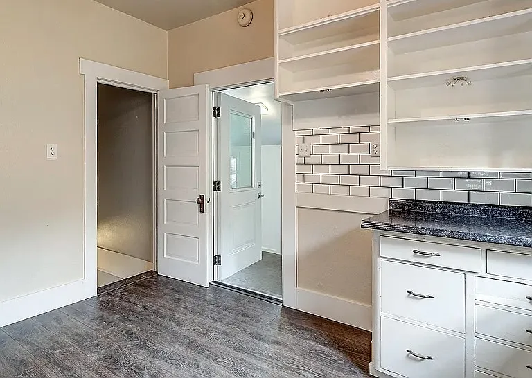 122 W 23rd St — Photo 11