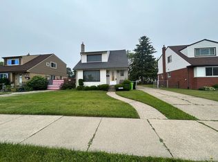 17483 Allen St #1, Roseville, MI 48066