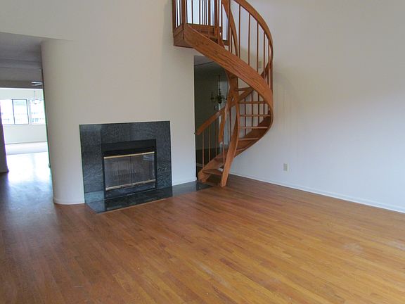2nd image of 205 Lakeside Dr #205