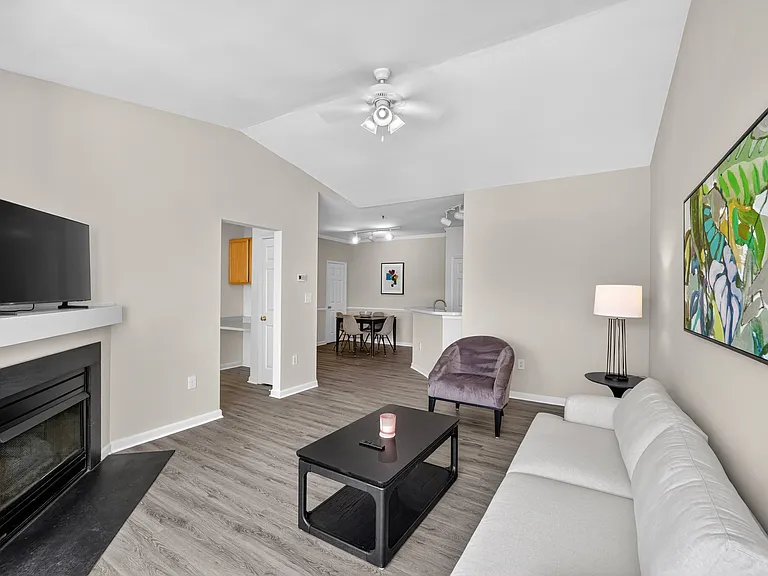 Brittany Commons Apartments — Photo 18