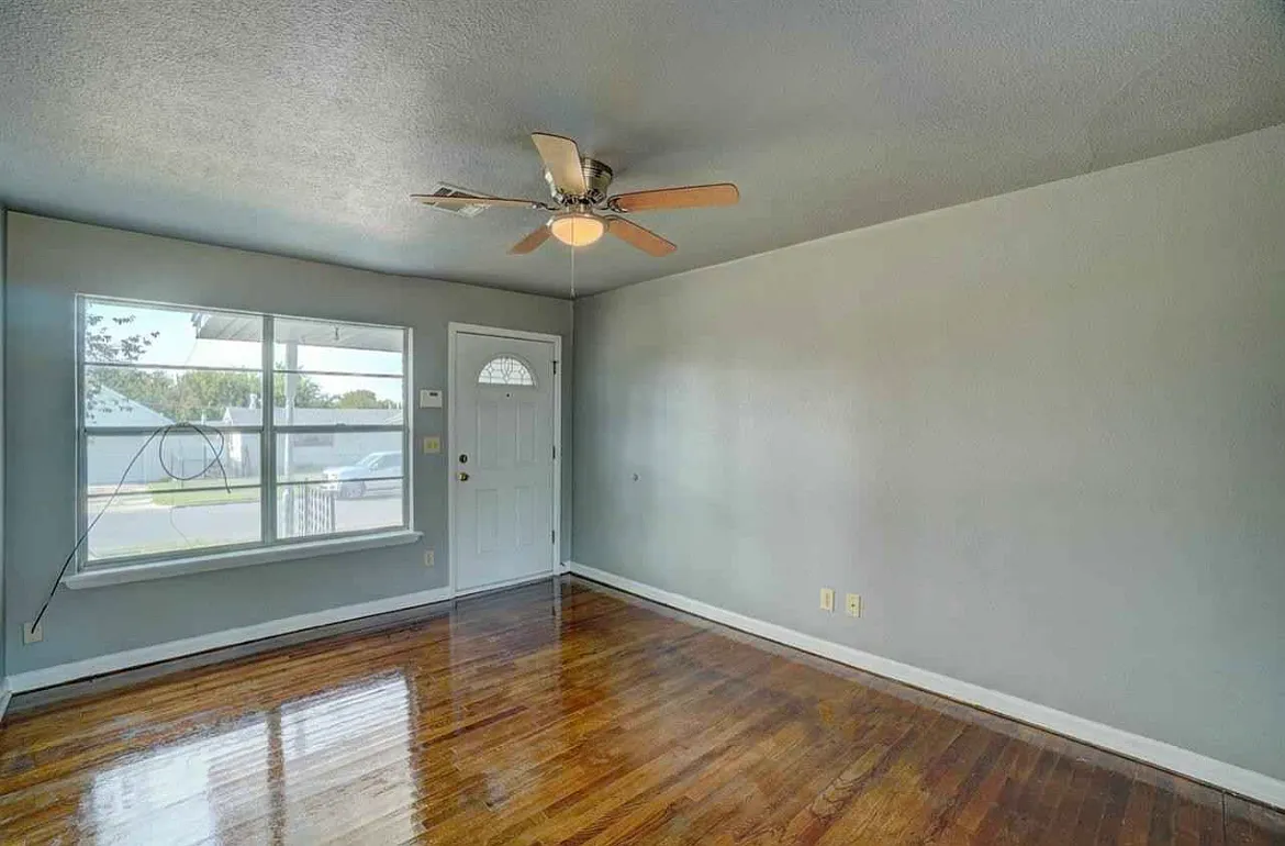 3 bed, 1.5 bath, 904 sqft, $1,195 — Photo 3