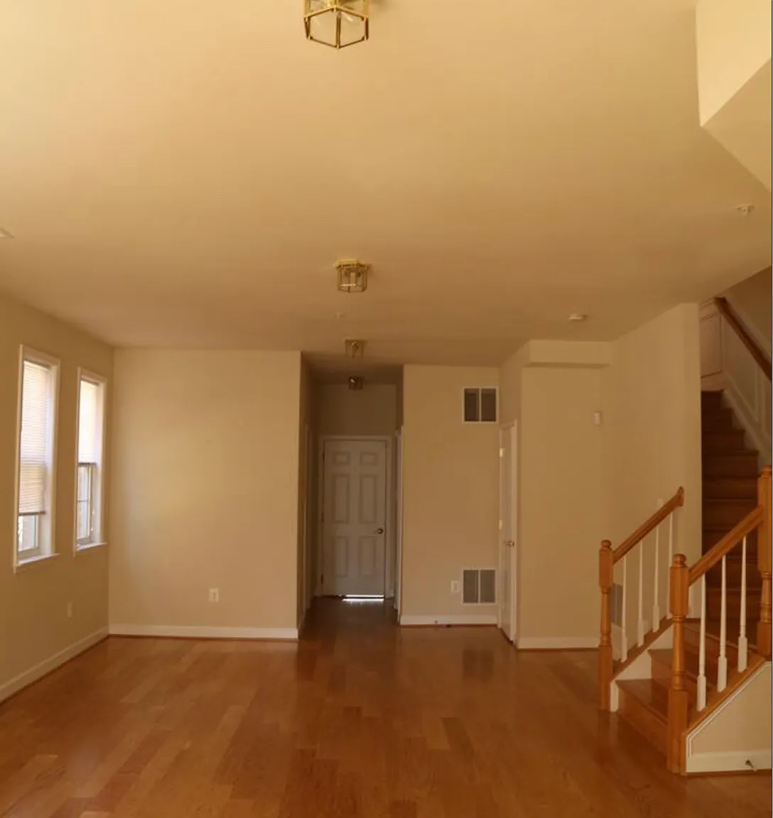 3 bed, 3.5 bath, 2728 sqft, $3,900 — Photo 2