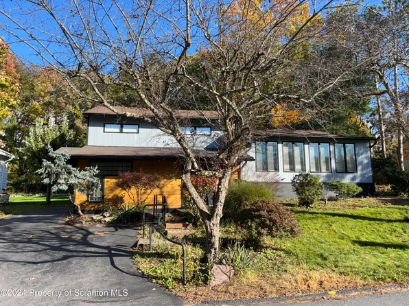 6 Pen Y Bryn Dr, Scranton, PA 18505