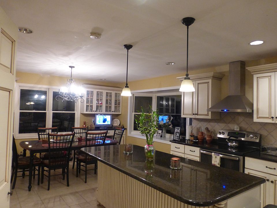 Kitchen and Eat-in Area