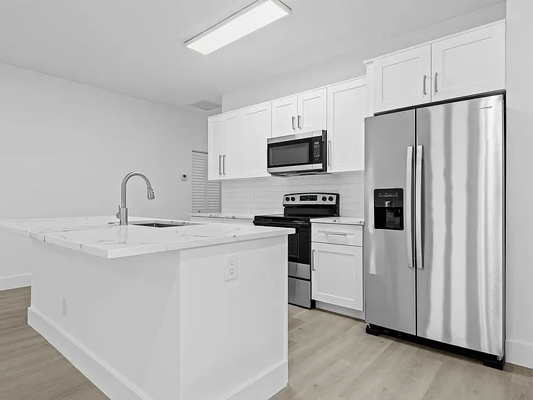 2810 NW 7th St — Photo 11