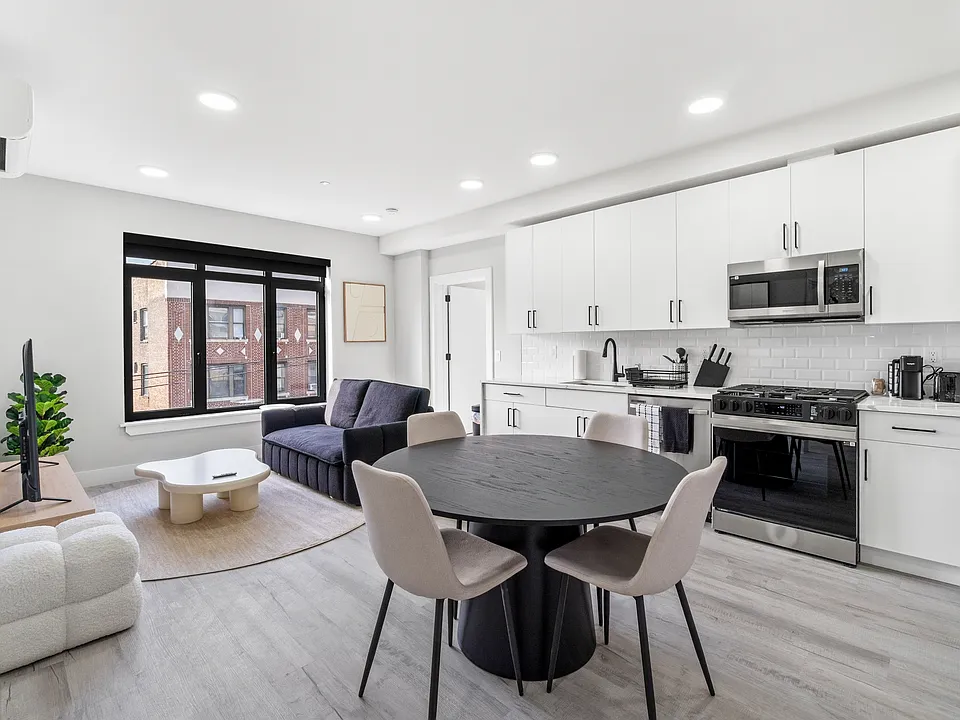 80 Romaine Ave