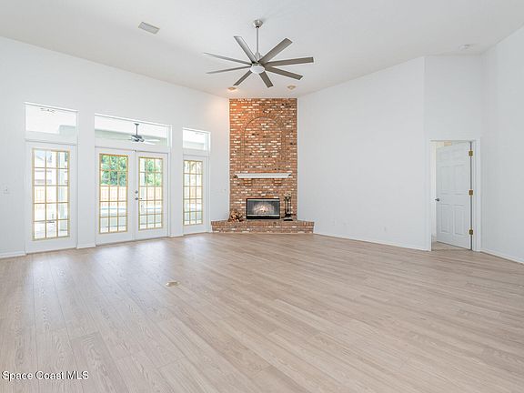 4th image of 871 September Ave NE