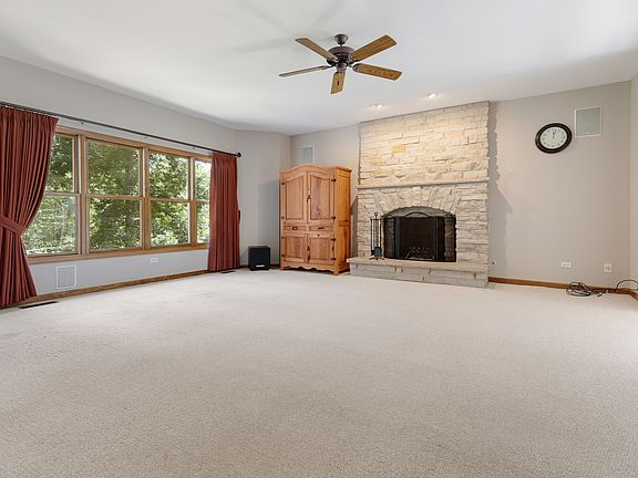 3rd image of 695 Braintree Ln