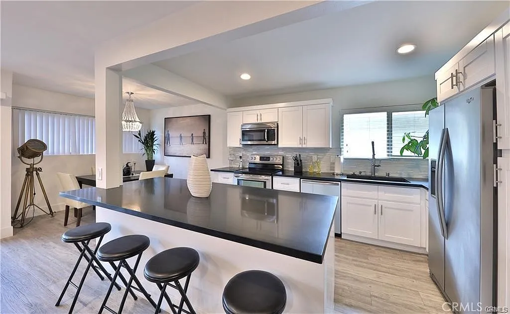 3 bed, 1290 sqft, $4,400 — Photo 2