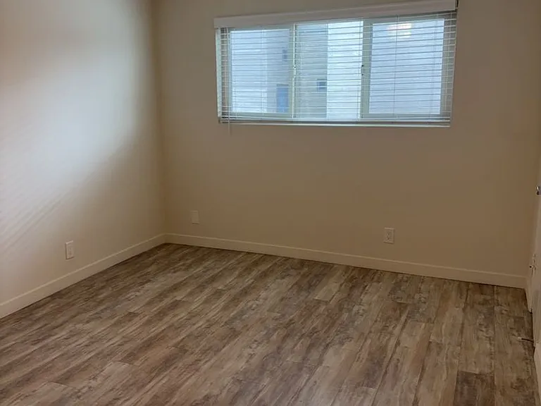 2418 Federal Ave — Photo 6