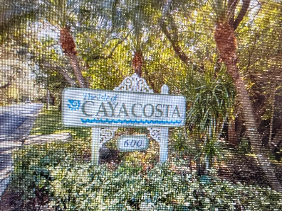 1086 Sanabel Ct NE