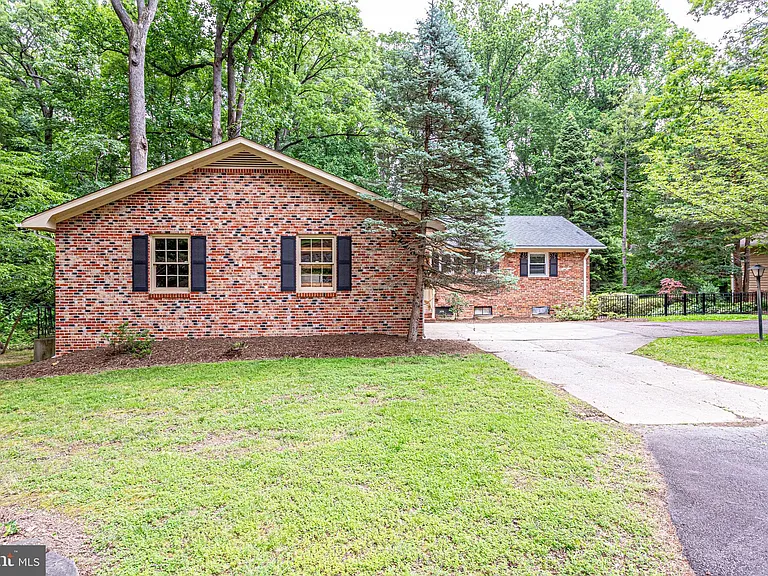 5225 Old Dominion Dr — Photo 2