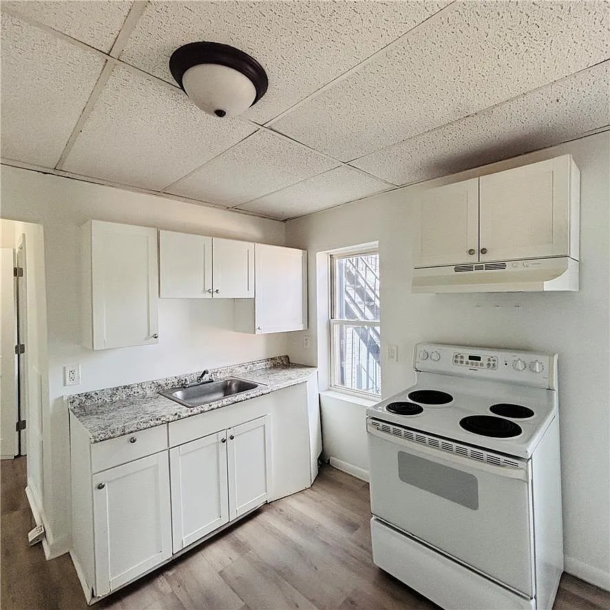 1 bed, 1.0 bath, 770 sqft, $1,295 — Photo 2