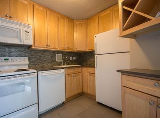 W Maple St, Chicago, IL 60610