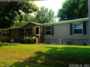 21823 Maple St, Carlyle, IL 62231