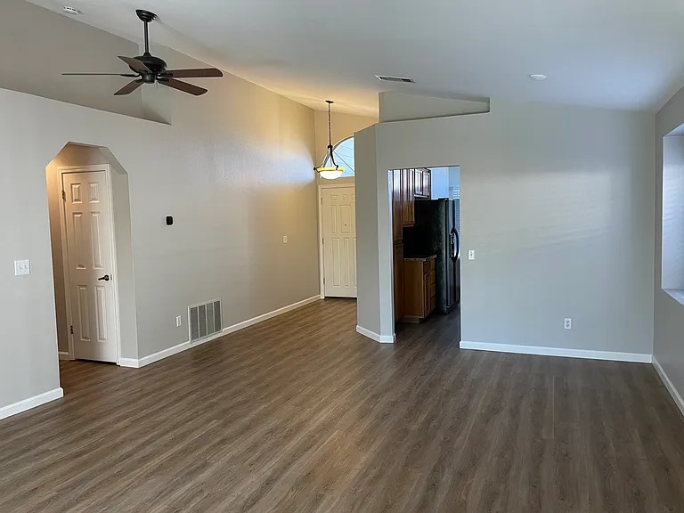 72 Elizabeth Ct — Photo 3