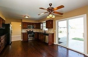 4th image of 601 Columbia Dr