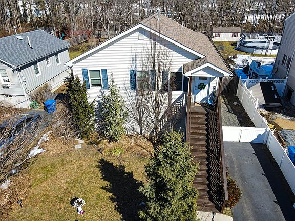 4th image of 35 Willow St