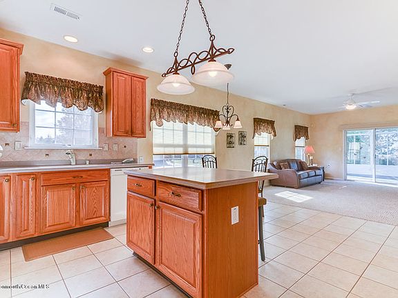 5th image of 7 Margaux Dr
