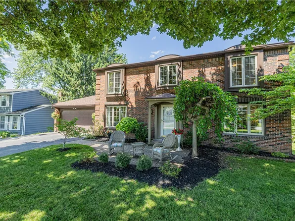 11 Country Downs Cir, Fairport, NY 14450