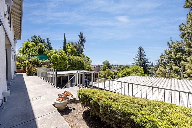2 bed, 2.5 bath, 1262 sqft, $3,000 — Photo 3