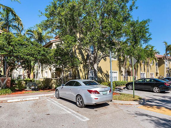 3rd image of 119 Lake Monterey Cir