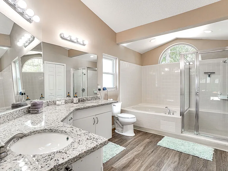 Primary bedroom bathroom