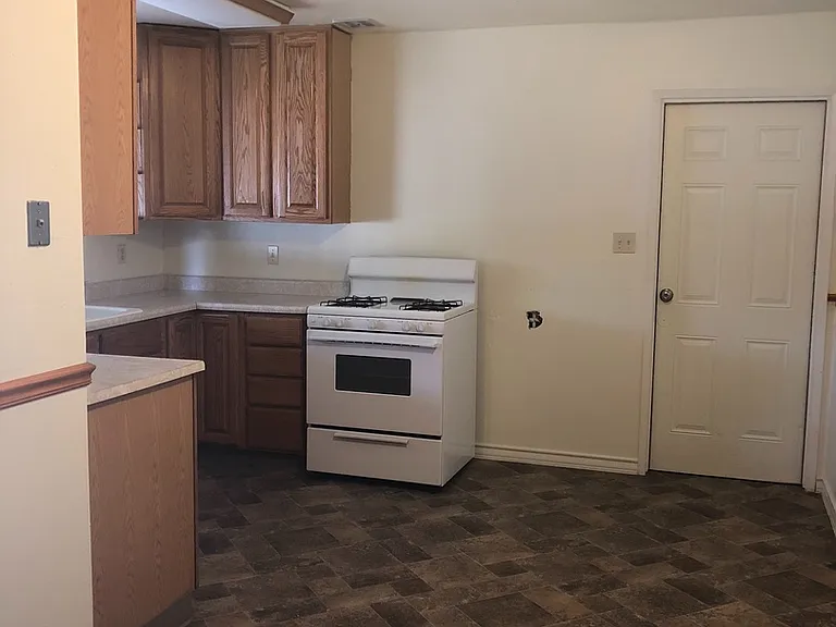 925 Hasvold Dr — Photo 7