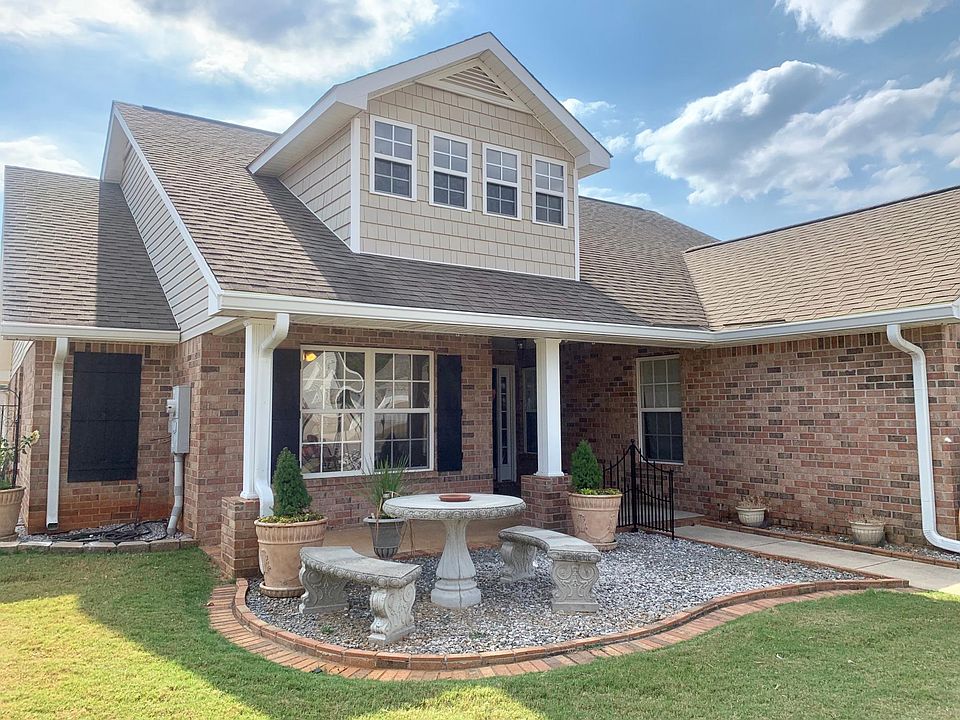 Manicured yard, maintenance free!