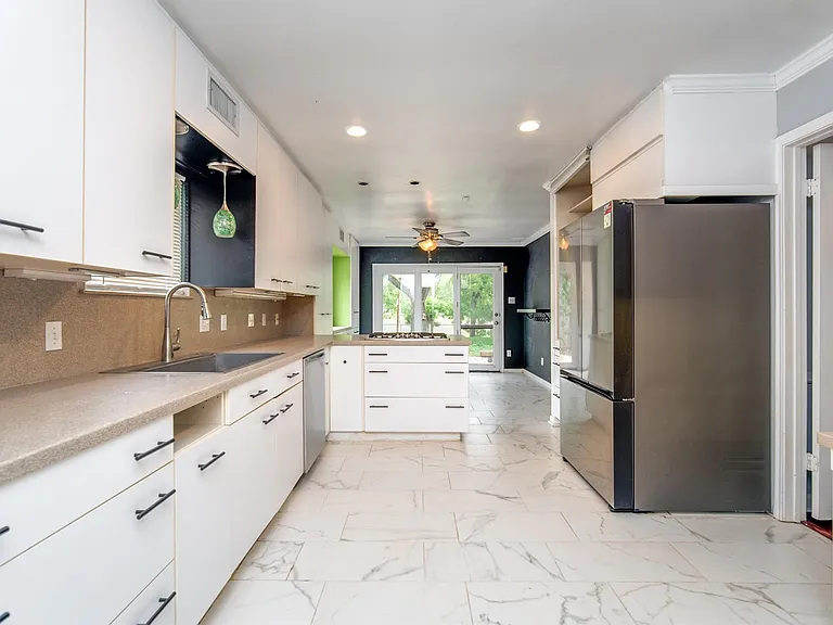 3927 Pleasant Valley Dr — Photo 10