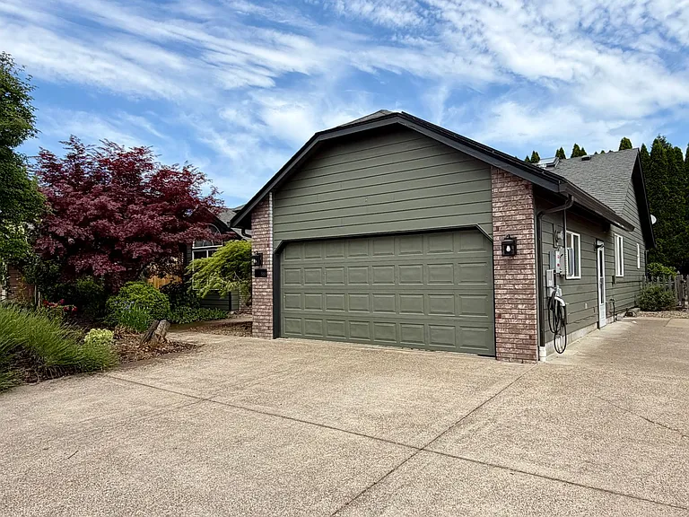 555 Edwards Dr — Photo 2