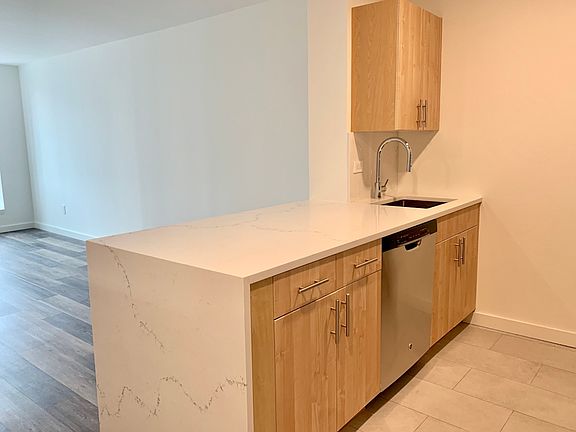4th image of 520 W 43rd St APT 28G