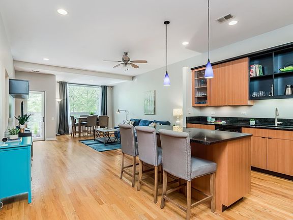 3rd image of 1138 W Catalpa Ave #B-1