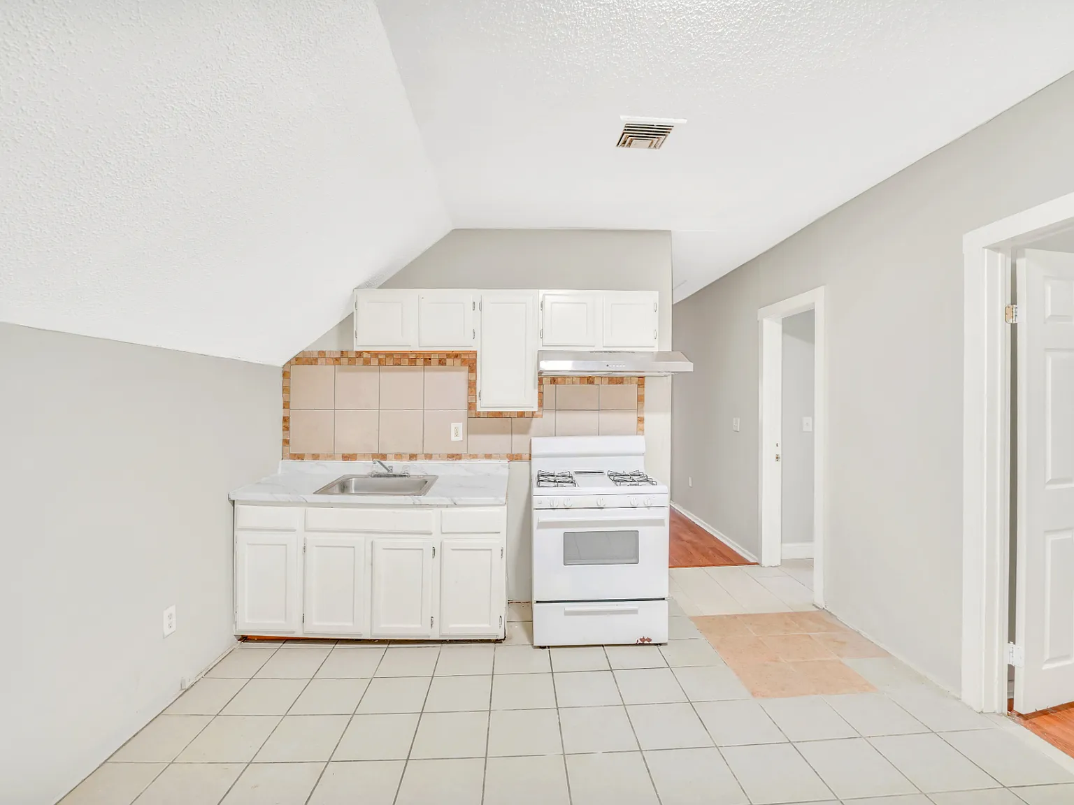 3 bed, 1058 sqft, $1,550 — Photo 3