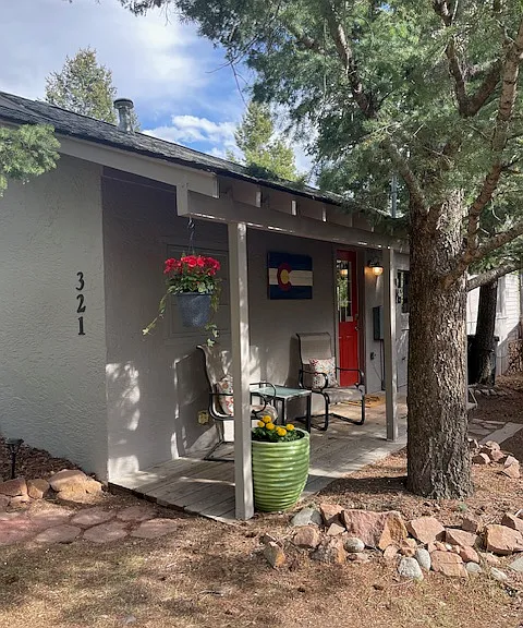 321 E Gunnison Ave — Photo 1
