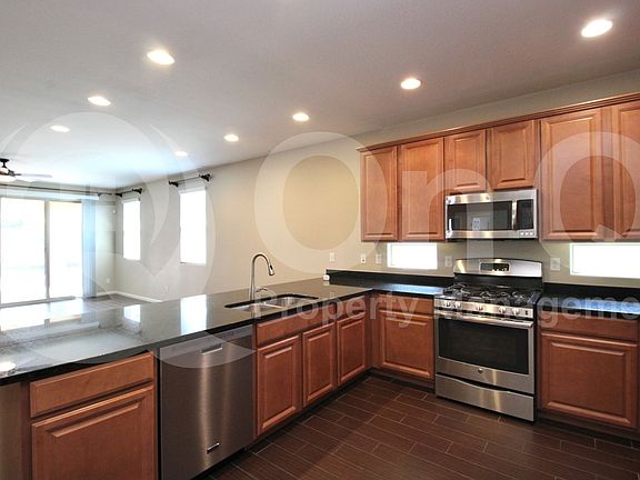 5th image of 867 E Aberdeen Dr