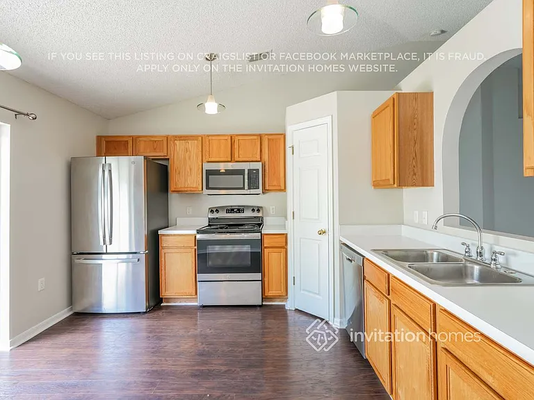 17037 Holmby Ct — Photo 10