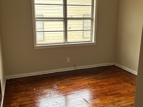 5th image of 916 Greenwood St