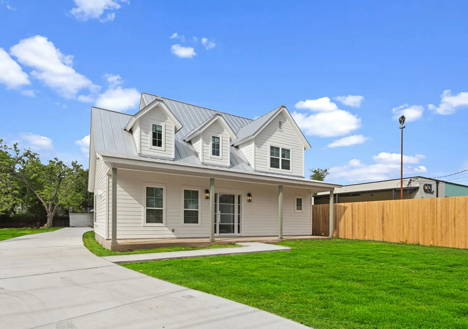 Stunning Custom-Built Home in the Heart of Downtown New Braunfels — Photo 4